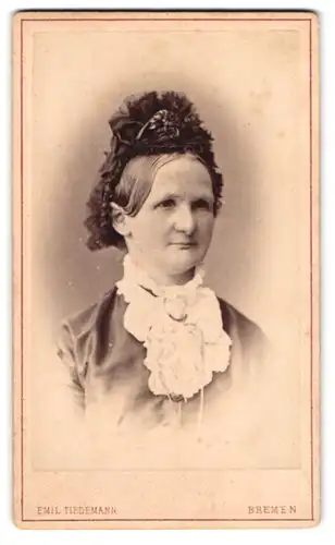 Fotografie Emil Tiedemann, Bremen, Portrait Dame mit Kopfputz