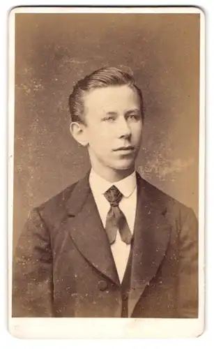 Fotografie E. Bernhard & D. Ebeling, Hamburg, Portrait junger Herr in Anzug