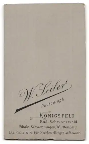 Fotografie W. Seiler, Königsfeld / Schwarzwald, Portrait blonde Schönheit mit Buch in der Hand