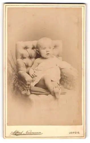 Fotografie Alfred Naumann, Leipzig, Portrait niedliches Baby im Leibchen