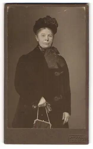 Fotografie J. Maass, Lübeck, Portrait betagte Dame mit Hut, Halstuch und Handtasche