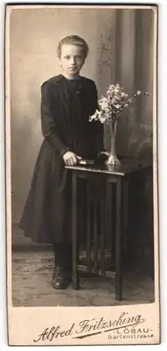 Fotografie Alfred Fritzsching, Löbau, Portrait Mädchen in schwarzem Kleid