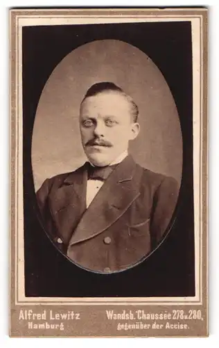 Fotografie Alfred Lewitz, Hamburg, Portrait junger Herr mit Oberlippenbart