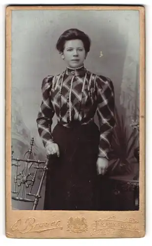 Fotografie O. Brauer, Frankfurt a/O, Portrait junge Dame in zeitgenöss. Garderobe