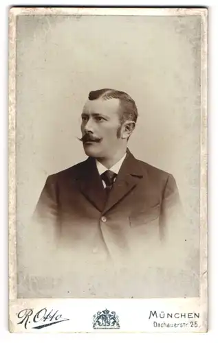 Fotografie R. Otto, München, Portrait Herr mit Favoris und Oberlippenbart