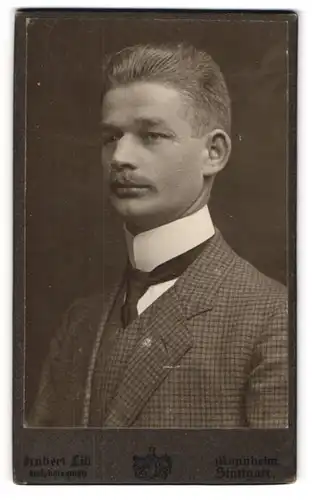Fotografie Hubert Lill, Mannheim, Portrait junger Herr in Anzug mit Hemd mit Stehkragen