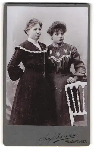 Fotografie Aug. Iwersen, Wilhelmshaven, Portrait zwei junge Frauen in Kleidern