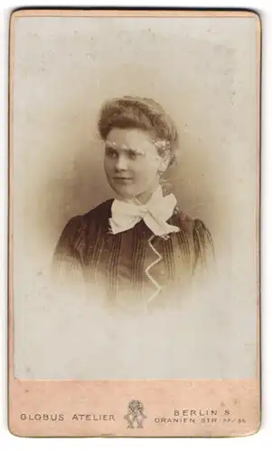 Fotografie Globus Atelier, Berlin, Portrait junge Dame mit Hochsteckfrisur
