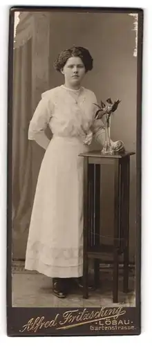 Fotografie Alfred Fritzsching, Löbau, Portrait Fräulein mit Hochsteckfrisur