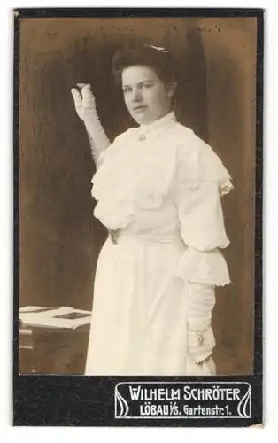 Fotografie Wilhelm Schröter, Löbau i/S, Portrait junge Dame in weissem Kleid