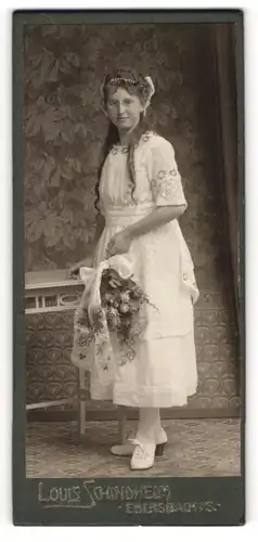 Fotografie Louis Schindhelm, Ebersbach i/S, Portrait Fräulein mit Brille in festlicher Kleidung