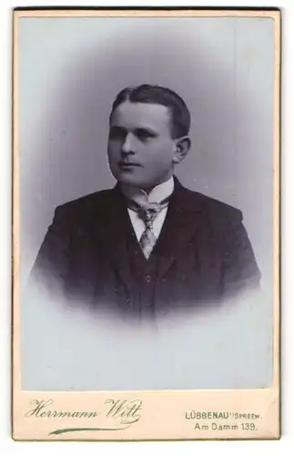 Fotografie Hermann Witt, Lübbenau i/Preew., Portrait junger Herr in Anzug mit Krawatte