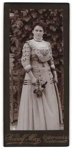 Fotografie Rudolf May, Elsterwerda, Portrait junge Frau in Kleid