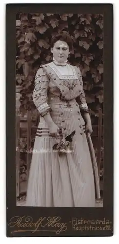 Fotografie Rudolf May, Elsterwerda, Portrait junge Frau in Kleid mit Blume