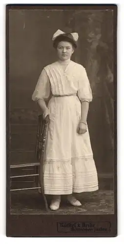 Fotografie Röthel & Deike, Hannover-Linden, Portrait Mädchen mit Haarschleife in festlicher Kleidung