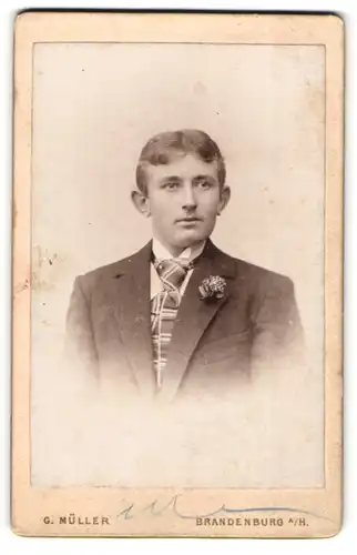 Fotografie G. Müller, Brandenburg a/H, Portrait junger Herr mit Krawatte und Blumenanstecker