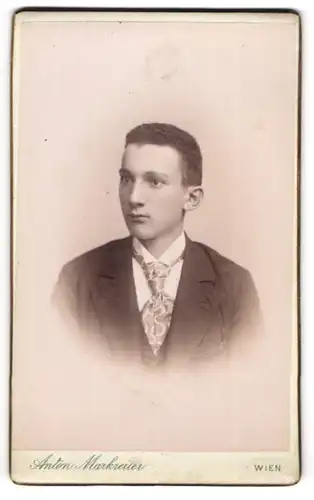Fotografie Anton Markreiter, Wien, Portrait halbwüchsiger Knabe in Anzug mit Krawatte
