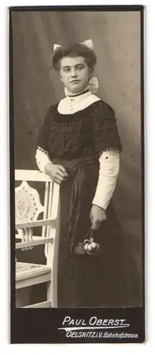 Fotografie Paul Oberst, Oelsnitz i/V, Portrait Fräulein mit Haarschleife