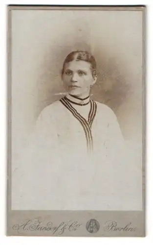 Fotografie A. Jandorf & Co., Berlin, Portrait Frau in weisser Bluse mit Brosche