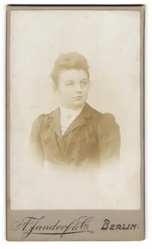 Fotografie A. Jandorf & Co., Berlin, Portrait junge Frau mit modischer Frisur