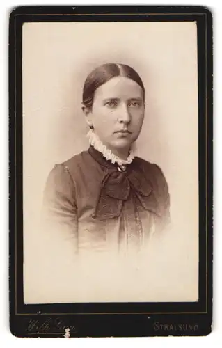 Fotografie Wilh. Gau, Stralsund, Portrait junge Frau in schöner Bluse mit Schleife