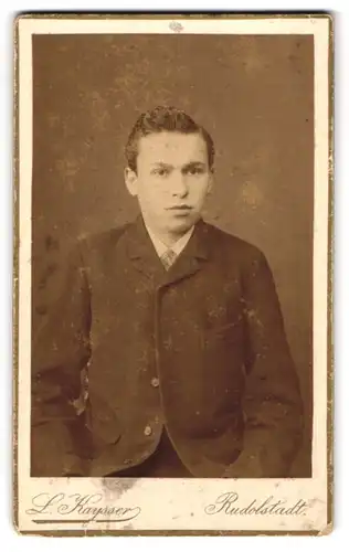 Fotografie L. Kaysser, Rudolstadt, Portrait Bursche im Jacket mit Langbinder