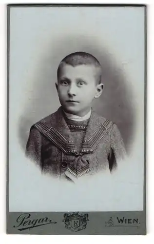 Fotografie Pergar, Wien, Portrait kurzhaariger Knabe in schöner Jacke