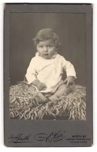 Fotografie Josef Justh, Wien, Portrait süsses Baby im weissen Jäckchen