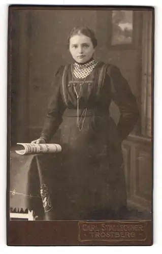 Fotografie Carl Stallechner, Trostberg, Portrait junge Frau in langem Kleid mit Zeitung in Händen