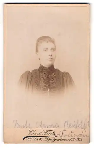 Fotografie Carl Tietz, Berlin, Portrait einer Frau in schöner Bluse mit Rüschenbesatz