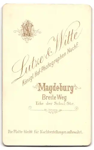 Fotografie Lutze & Witte, Magdeburg, Portrait Frau mit Brosche am Kleid