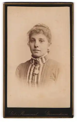 Fotografie Gebr. Rummel, Germersheim, Portrait junge Frau mit Medaillon