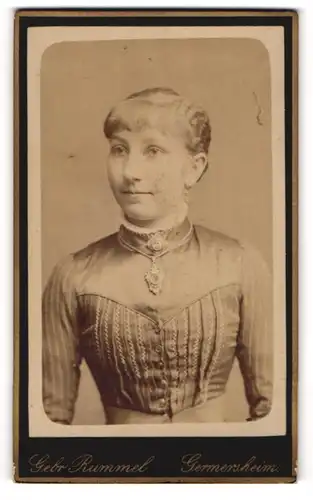Fotografie Gebr. Rummel, Germersheim, Portrait junge Frau mit Brosche und schöner Halskette