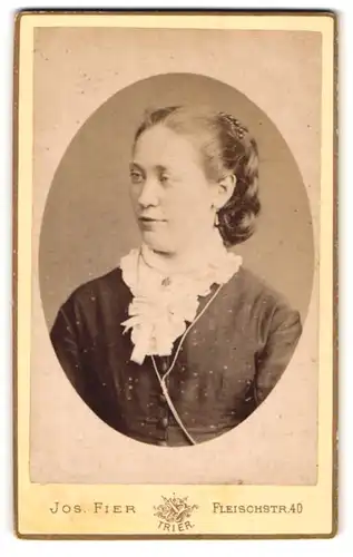 Fotografie Jos. Fier, Trier, Portrait elegant frisierte Frau in einem Kleid mit Rüschenbesatz