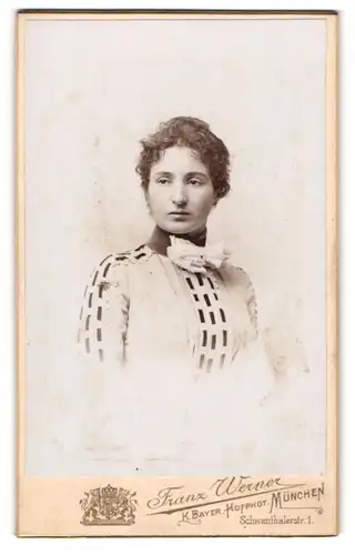 Fotografie Franz Werner, München, Portrait junge Frau mit grosser Schleife am Kleid