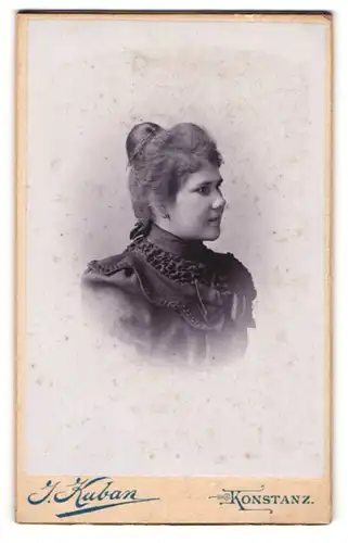 Fotografie J. Kuban, Konstanz, Portrait einer jungen Frau in hübscher Bluse