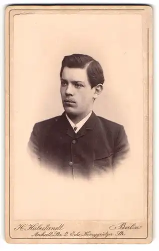 Fotografie H. Haberlandt, Berlin, Portrait Bursche zeitgenössisch frisiert im Jacket