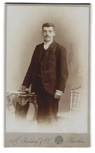 Fotografie A. Jandorf & Co., Berlin, Portrait Mann im Anzug mit weisser Krawatte