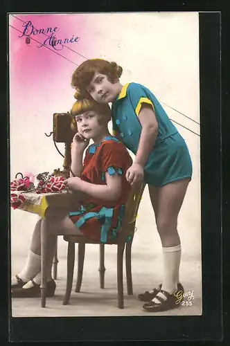 AK Kinderpaar am Telefon mit Blumen, Neujahrsgruss