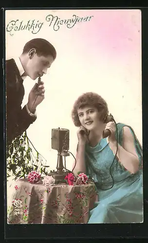 AK Mann und Frau telefonieren am Tisch mit Blumen, Neujahrsgruss