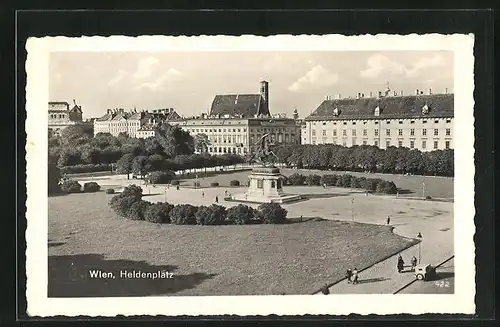 AK Wien, Heldenplatz mit Denkmal