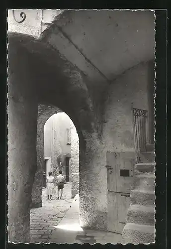 AK Villars-du-Var, Une vieille rue voûtée, Strassenpartie