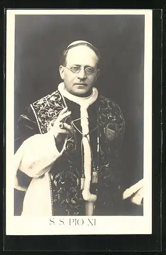 AK Papst Pius XI. hebt segnend die Hand