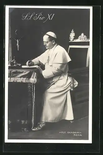 AK Papst Pius XI. beim Unterzeichnen eines Vertrages