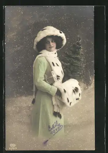 AK Junge Frau im grünen Kleid mit Pelz-Hut und Pelz-Schaal im Winter