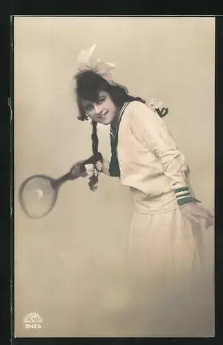 AK Junge Frau im Matrosenhemd mit Tennisschläger