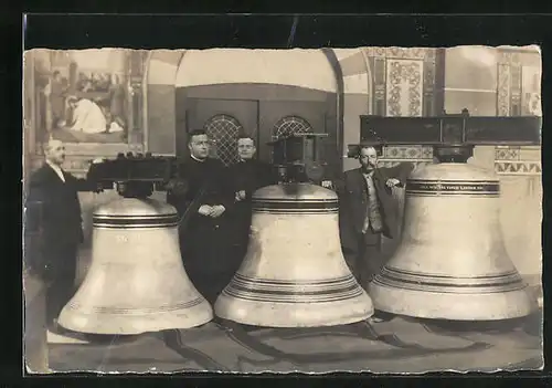 Foto-AK Vier Herren mit Glocken in der Kirche