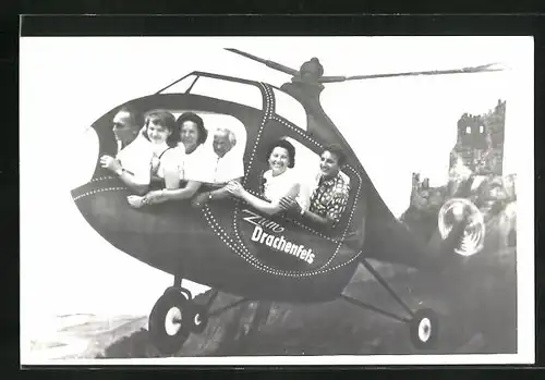 Foto-AK Familie fliegt im Hubschrauber über eine Ruine, Studiokulisse