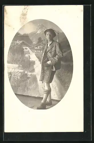 Foto-AK Junger Mann in Tracht in Studiokulisse