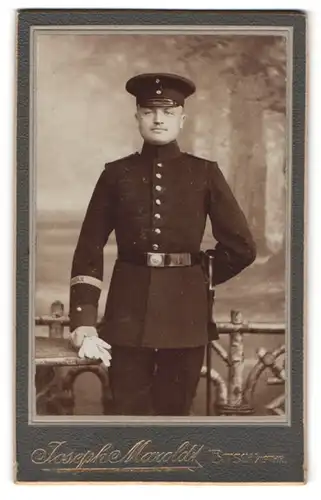 Fotografie Joseph Maroldt, Bitsch i/Lothr., Portrait Soldat Hannoversches Jäger-Bataillon Nr.10 Ärmelband Gibraltar